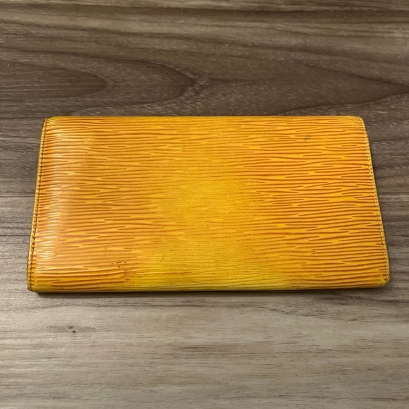 Louis Vuitton Epi Leather Long Wallet Bifold - Picture 2 of 9